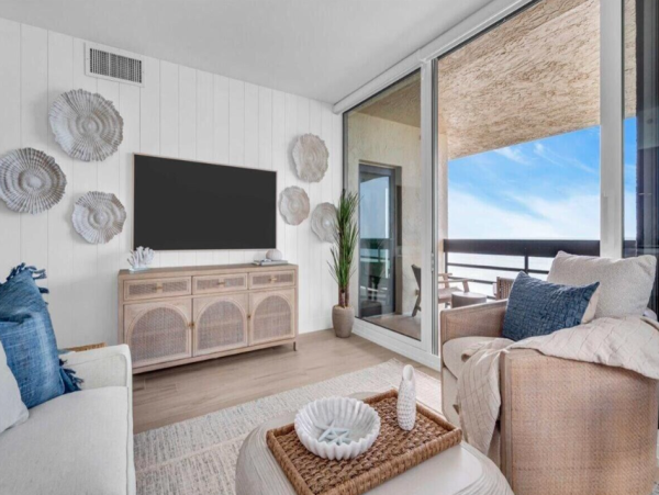 Beachfront Longboat Key Vacation Condo with Tennis Courts